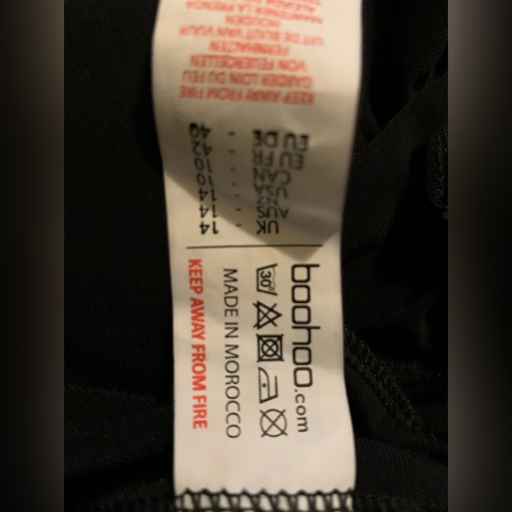 NWT BOOHOO HALTER STYLE BODYSUIT TOP. SHEER LONG SLEEVE. KEY HOLE FRONT. - Picture 11 of 11